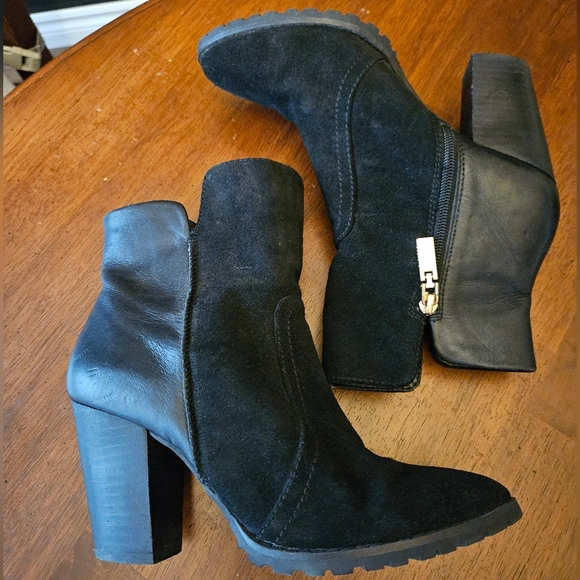 Tahari Glenn Black Leather & Suede Ankle Booties Women's Size 7 gold zipper - Picture 7 of 8